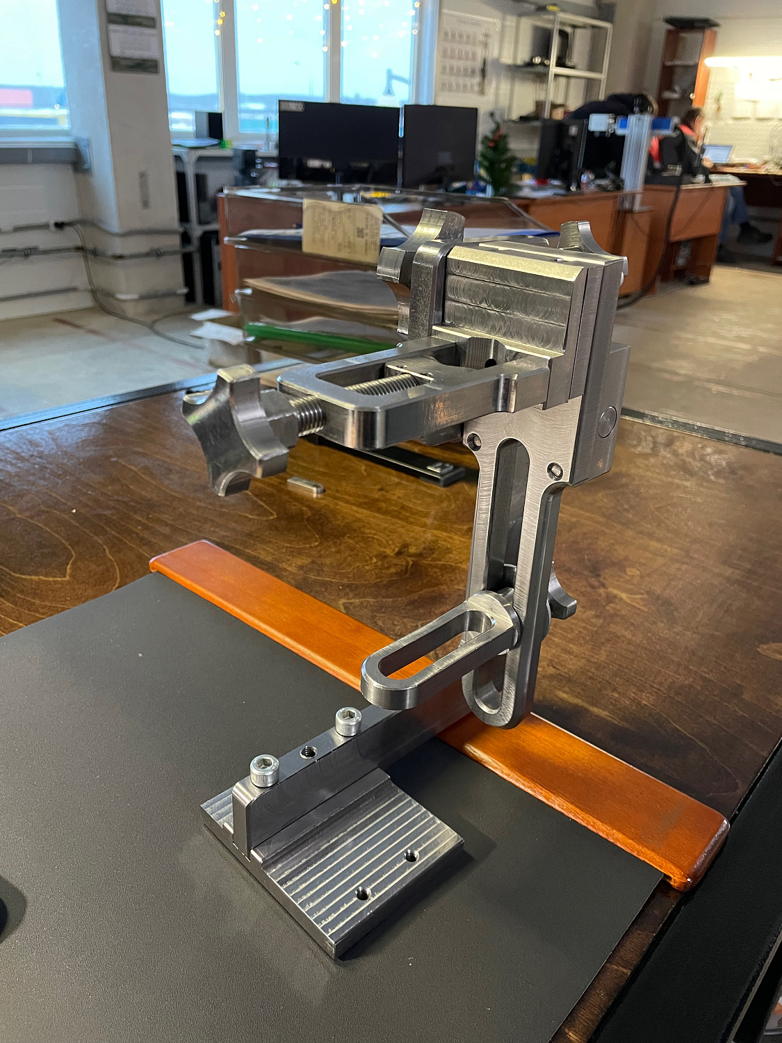 Выпуск грузовой струбцины для Smart CRI